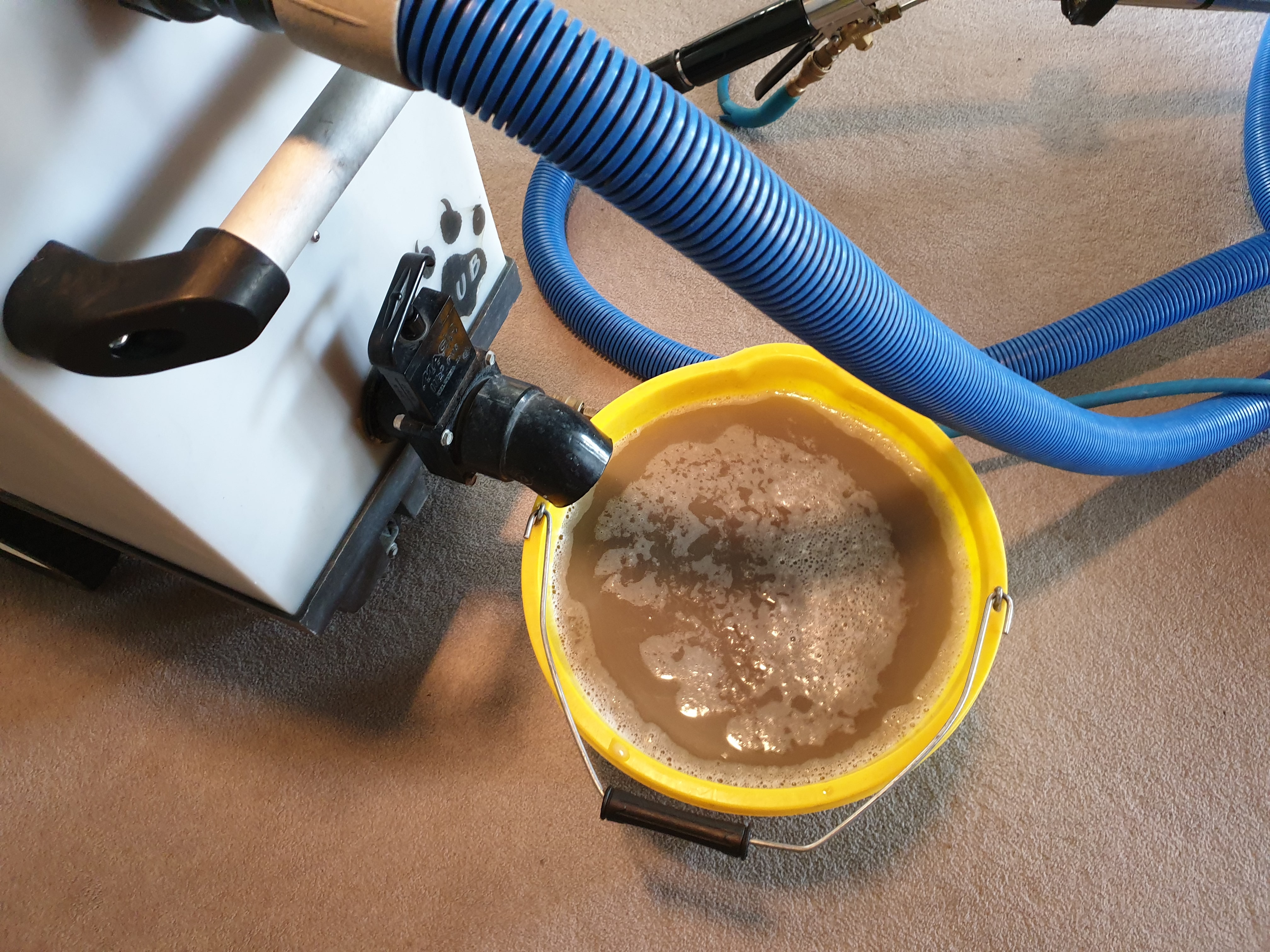 Carpet cleaning machine